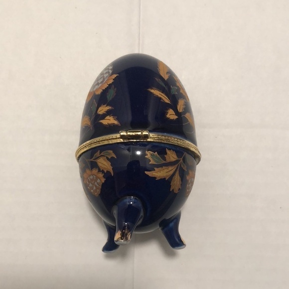 Cobalt blue porcelain egg with 3 legs painted in gold tone and decorated around - Picture 6 of 10